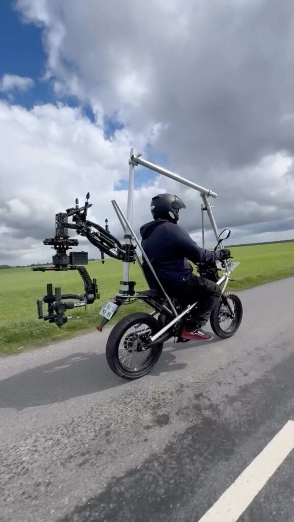 Moto caméra équipée d’un Blackarm et d’un Ronin 2, publication Air Style